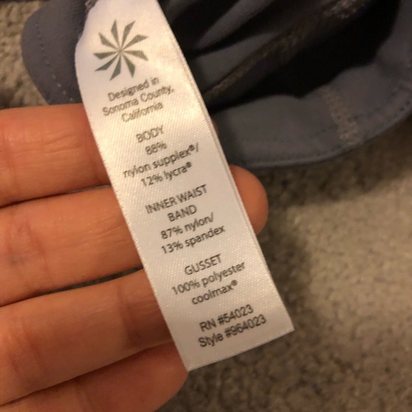 Athleta kickbooty gray yoga shorts - Picture 4 of 5